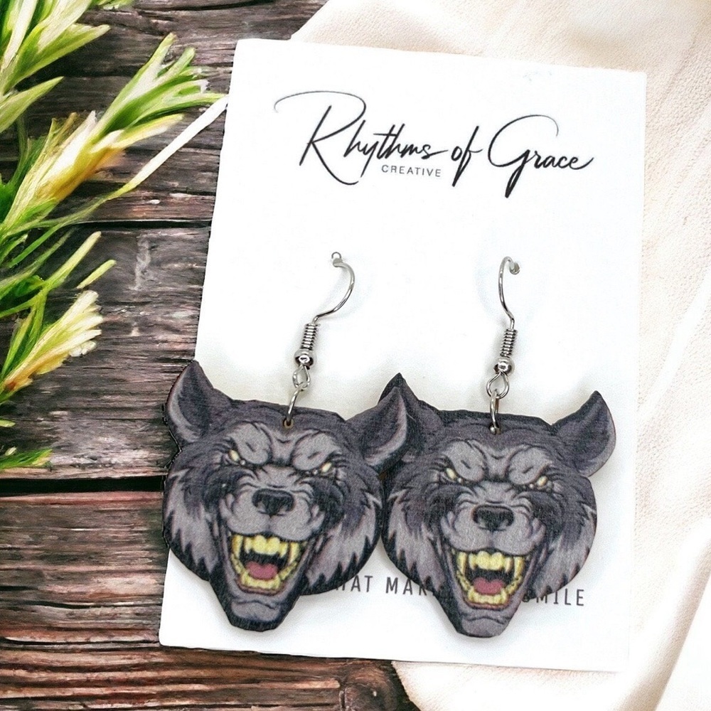 Into the Wild: Captivating Wolf Dangle Earrings for Adventurous Spirits! 🐺 NWT